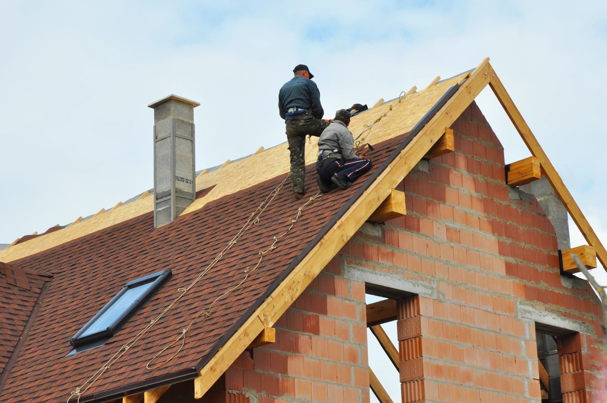 Professional roofing contractor team in Springfield (DelCo)