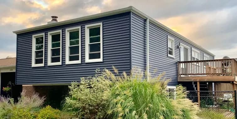 House with modern vinyl siding colors